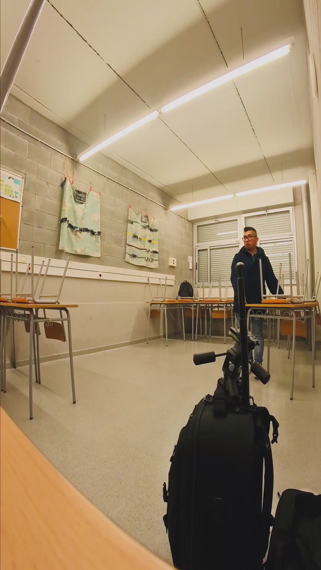 Montaje del equipo de Fotoescuela en un colegio: fondo, focos y cámara listos para la sesión